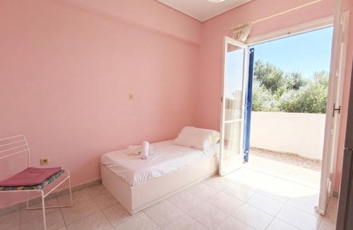 Mikri Mantineia Apartment | Kalamata beach retreat