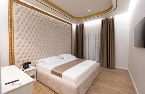Mbrostar-Urë Hotel | King & Queen Boutique Hotel