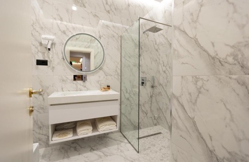 Mbrostar-Urë Hotel | King & Queen Boutique Hotel