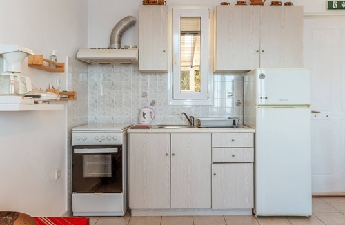 Agia Eleousa Apartment | 'KNA Studio C' with Sea View, Wi-Fi and Air Conditioning