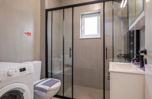 Georgioupolis Villa | Kournas-Sleeps8-Parking-Garden-Pool-PetFriendly