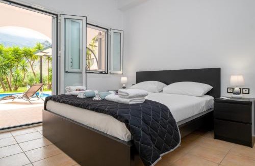 Georgioupolis Villa | Kournas-Sleeps8-Parking-Garden-Pool-PetFriendly