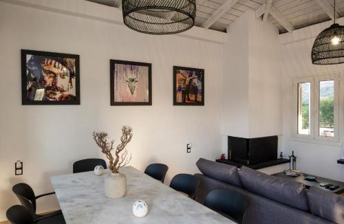 Georgioupolis Villa | Kournas-Sleeps8-Parking-Garden-Pool-PetFriendly