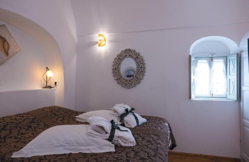 Oia Apartment | Kyklos Villa with outdoor Whirlpool