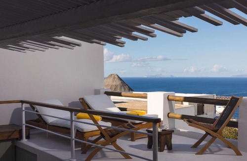 Oia Apartment | Kyklos Villa with outdoor Whirlpool