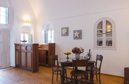 Oia Apartment | Kyklos Villa with outdoor Whirlpool