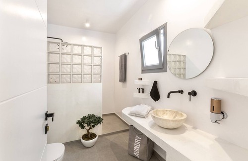 Kamari Villa | La Estrella 4 Suites with Sea View & 4 Prive Hot Tub