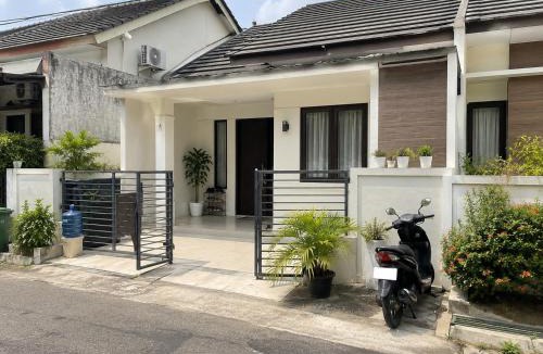 Sheqi i Vogel House | Larry Landers Homestay 1