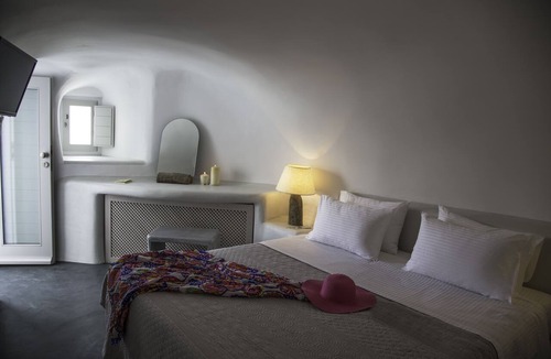 Oia Hotel | Lava Caves