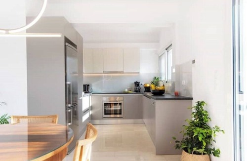 Galatsi Apartment | Light-flooded penthouse