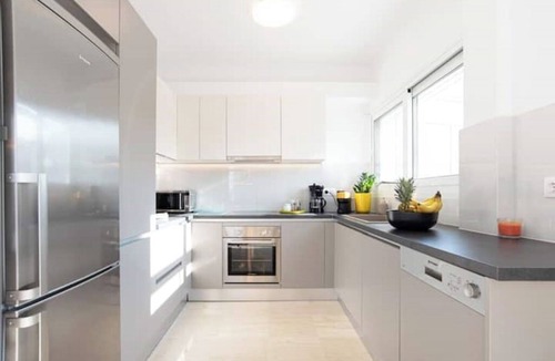 Galatsi Apartment | Light-flooded penthouse