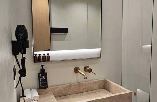Qender Hotel | Lion Gate Hotel