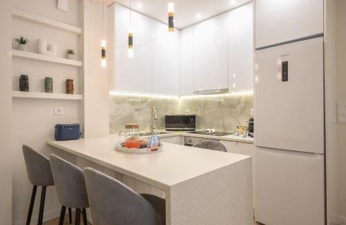 Agios Panteleimonas Apartment | Luxurious, Equipped, Metro-Facing Flat in Athens