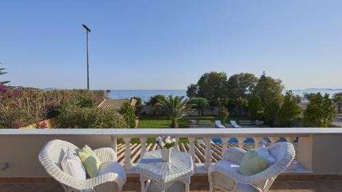 Kalyvia Thorikou Villa | Luxury 4 Bdrm Villa with Pvt Pool on the beach