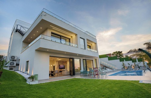 Durres Villa | Luxury Villa with swimming pool,seaview,lakeview,jacuzzi