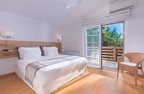 Sane House | Luxusvilla mit Meerblick und privatem beheiztem Pool und Whirlpool für bis zu 1 by Interhome