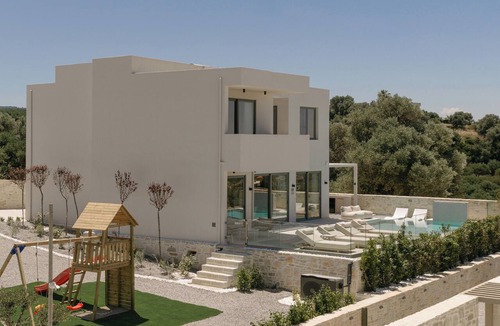 Geropotamos Villa | Lynx Villa, Heated Pool, Walk to Shops & Dining