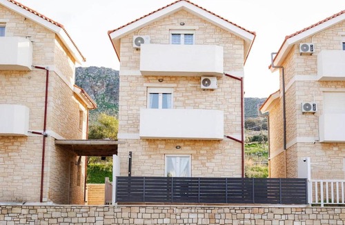 Gournai House | Maisonnette Maria