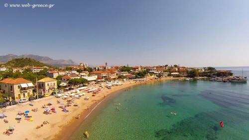 Riglia Apartment | Mani's Aura Seaside-Spacious Summer Retreat