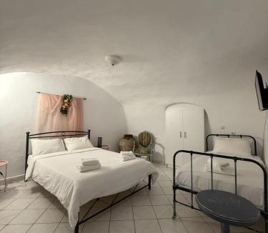 Omales Apartment | Mani Tsopakas Residences Nest studio