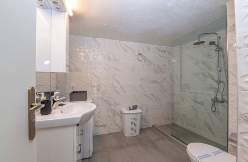 Piraeus Apartment | Marina Zeas Livemodern