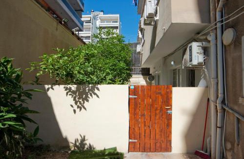 Alimos Apartment | Marine Cocoon & Terrace Modern Apt, Private Garden