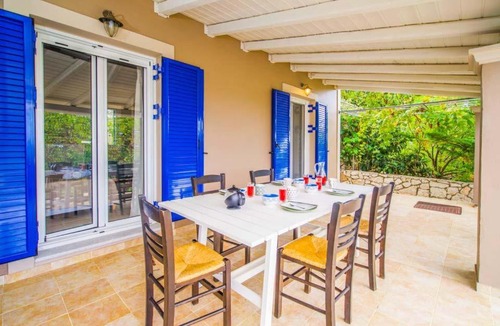 Antipata Villa | Markantonata Villa Sleeps 5 with Pool Air Con and WiFi