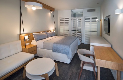 Perissa Hotel | Meltemi Excelsior Suites and Spa