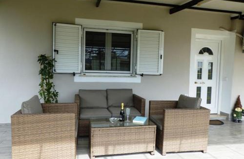 Alepou Apartment | Michaels Flower House