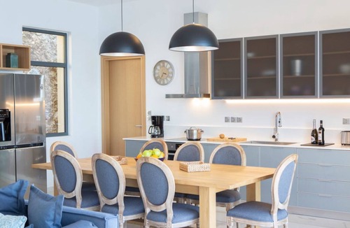 Agios Nikitas House | Milos Bay Villas- Brandneue moderne Villa mit spektakulärem Blick auf den Stran by Interhome