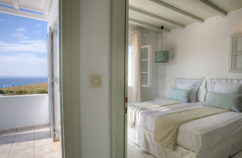 Parasporos Villa | Minois Villa (2 adults & 2 children)