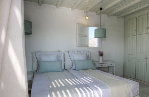 Parasporos Villa | Minois Villa (2 adults & 2 children)