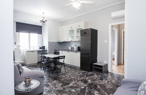 Galatsi Apartment | Modern apt with Increbilbe Athens Views