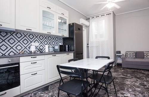 Galatsi Apartment | Modern apt with Increbilbe Athens Views