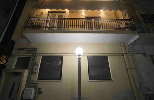 Dafni-Ymittos Apartment | Modern Athens stay near to Metro with fast Wi-Fi