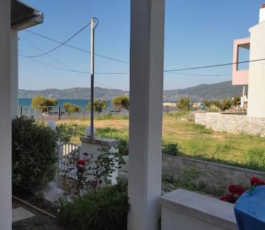 Lesvos House | Modern house by the sea