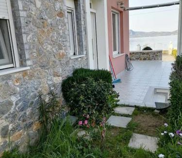 Lesvos House | Modern house by the sea