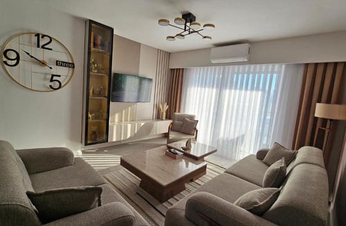 Jerli Talinovac Apartment | Modern Loft Scenic Views & Private Garage in City Center