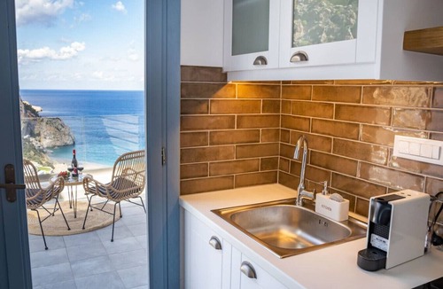 Aperio Apartment | Modern Sea-View Suite with Private Balcony – Yploui Suites Karpathos