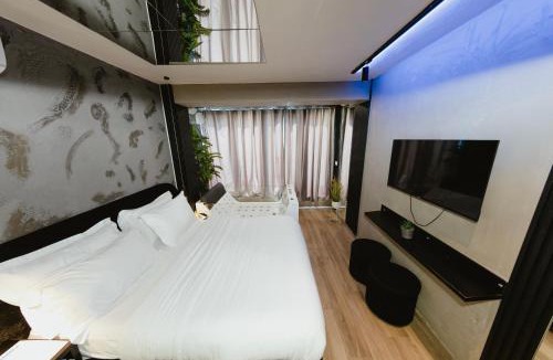 Blloku Hotel | Modern Suite by The Bubbles Rooms