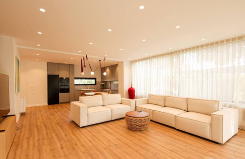 Ishem Apartment | Modern Villa, Private Pool in the Pines