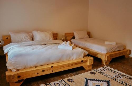 Shale House | Mountain Vista Guesthouse Shkafi