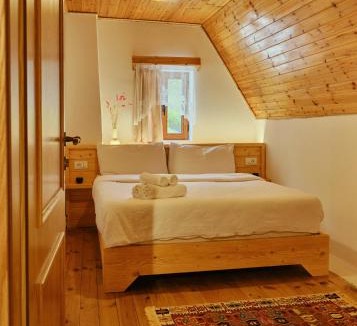Shale House | Mountain Vista Guesthouse Shkafi