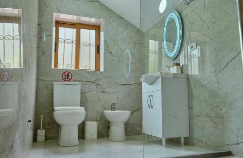 Shale House | Mountain Vista Guesthouse Shkafi