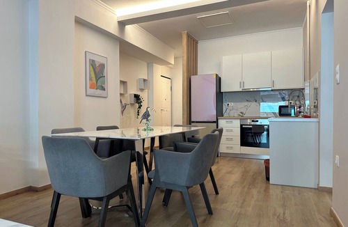 Petralona Apartment | N27 Purple Rainbow