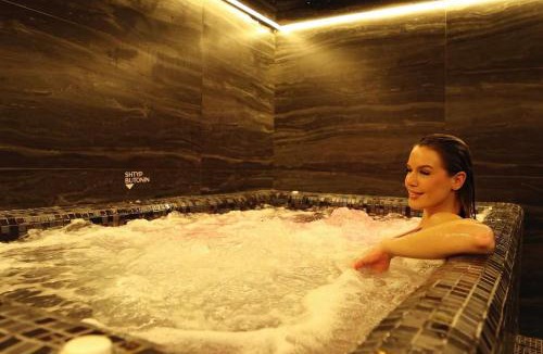 Komogllavë Apartment | Natural Pool & SPA