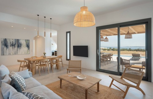 Naousa Villa | Near Naousa |3BR Villa| Private Pool |Villa Candia