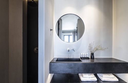 Kamari Hotel | Nimbus Santorini
