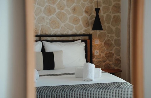Milos Bed & Breakfast | Obsidian Suites Milos