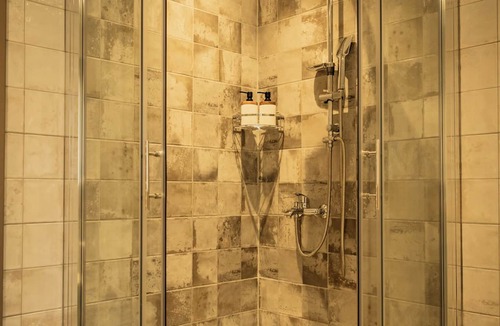 Lagkadas House | Offers family rooms with private bathrooms, air-conditioning and free WiFi.